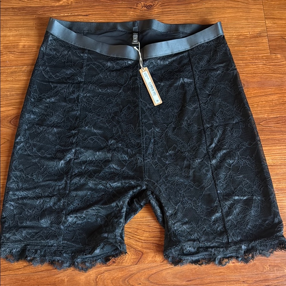 SKIMS LACE SHORT 
ONYX / 2X